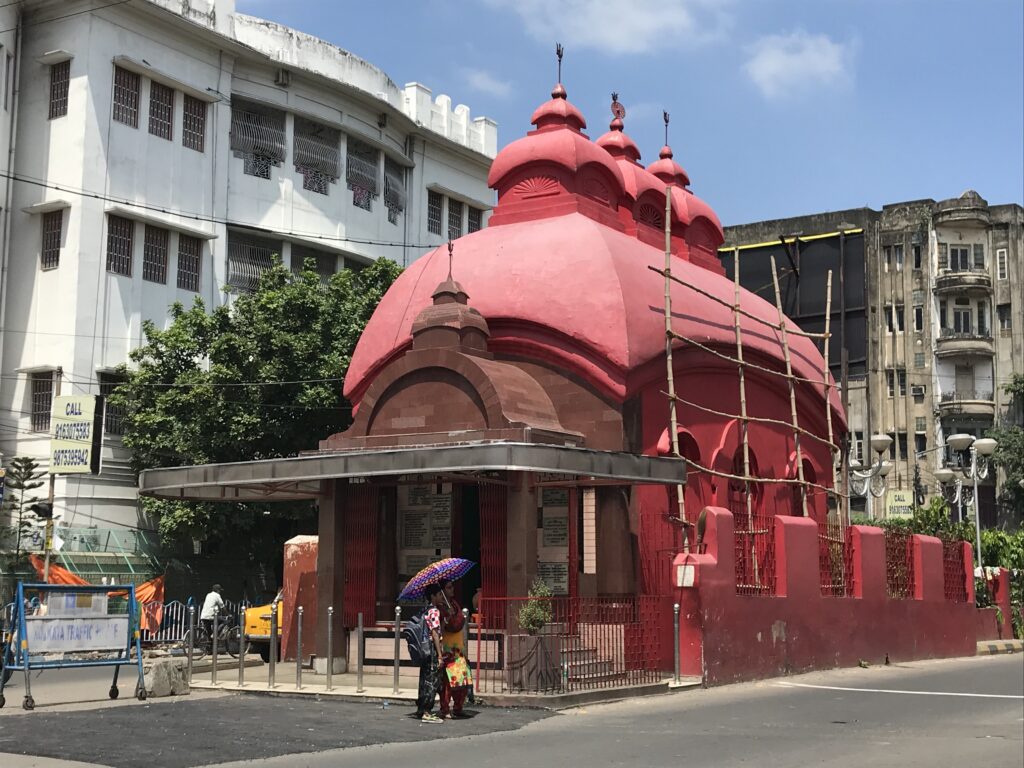 শোভাবাজারে রাস্তার মাঝখানে দাঁড়িয়ে আছে লাল মন্দির - কেন?