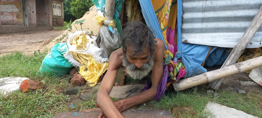 আবারও অমানবিক চিত্র | ৫০ বছরের এক মানষিক ভারসাম্য হীন ব‍্যাক্তিকে দীর্ঘদিন ধরে পায়ে চেন দিয়ে বেঁধে রাখা হয়েছে।