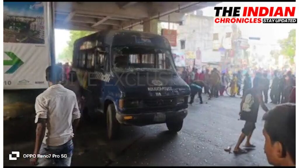 স্কুলে যাবার পথে, লড়ির সাথে দূর্ঘটনায় মৃত বাবা ও ছেলে। রনক্ষেত্র বেহালায় নামলো র‍্যাফ, চললো কাঁদানে গ‍্যাস।