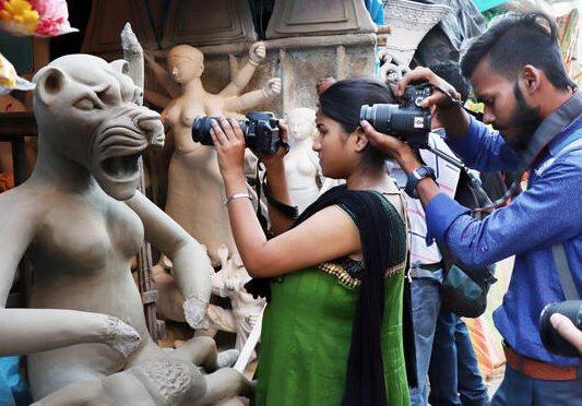 মহালয়ার প্রবেশ নিশিদ্ধ কুমোরটুলি তে । শখের ফটোগ্রাফার আর উঠতি মডেল দের অত‍্যাচারে বিরক্ত মৃতশিল্পীরা।