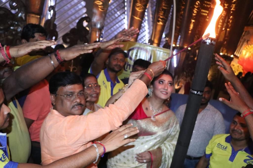 Inauguration ceremony of S B Park Sarbojanin Durgotsav celebrating 53rd Year with it's theme as “Elem Notun Deshe” came up with a unique attraction of Giant Agarbatti (incense sticks) of 6 feet height which will smould for 72 consecutive hours