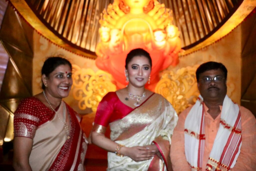 Inauguration ceremony of S B Park Sarbojanin Durgotsav celebrating 53rd Year with it's theme as “Elem Notun Deshe” came up with a unique attraction of Giant Agarbatti (incense sticks) of 6 feet height which will smould for 72 consecutive hours