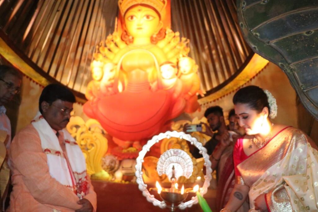 Inauguration ceremony of S B Park Sarbojanin Durgotsav celebrating 53rd Year with it's theme as “Elem Notun Deshe” came up with a unique attraction of Giant Agarbatti (incense sticks) of 6 feet height which will smould for 72 consecutive hours