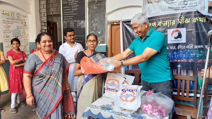 "বস্ত্র বিতরন" নয়, পুজোর উপহার নিয়ে প্রান্তিক মানুষের পাশে "রুপ কন‍্যার সাঁঝ কথা"। অনন‍্যা সম্মান ২০২৪ এর জন‍্য মনোনীত হলেন শ্রীমতী তন্দ্রা রায়।