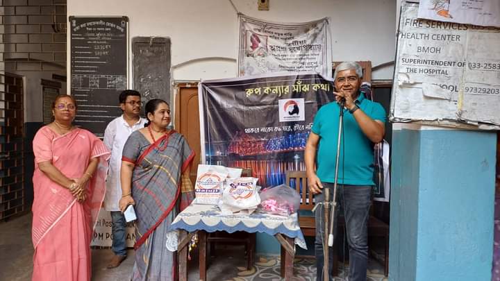 "বস্ত্র বিতরন" নয়, পুজোর উপহার নিয়ে প্রান্তিক মানুষের পাশে "রুপ কন‍্যার সাঁঝ কথা"। অনন‍্যা সম্মান ২০২৪ এর জন‍্য মনোনীত হলেন শ্রীমতী তন্দ্রা রায়।