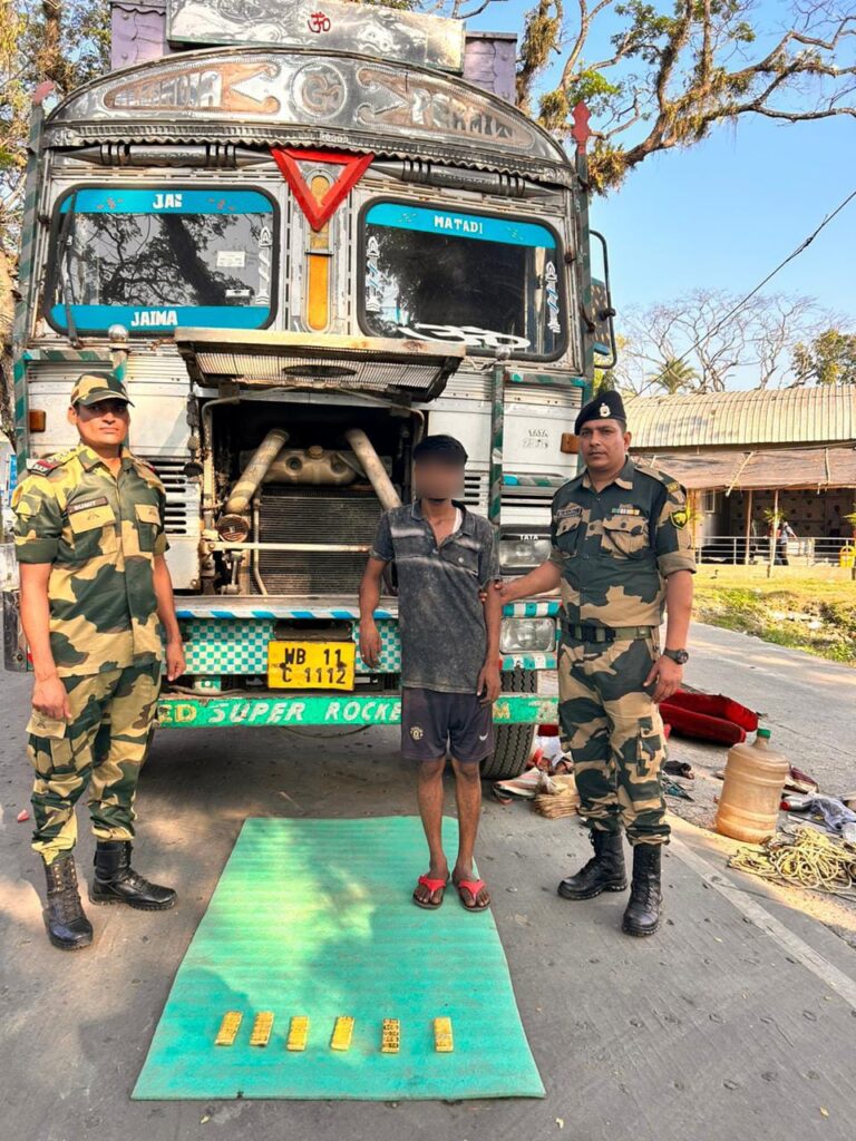 ভারত-বাংলাদেশ সীমান্তে ৪.৩৩ কোটি টাকা মূল্যের ৬০ টি সোনার বিস্কুট সহ এক পাচারকারীকে গ্রেফতার করল বিএসএফ । 