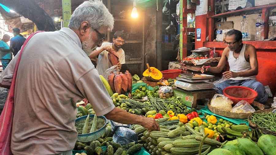 সবজি বাজারে আমজনতার নাভিশ্বাস 