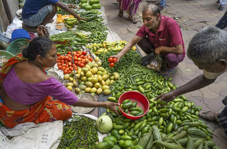 সবজি বাজারে আমজনতার নাভিশ্বাস 