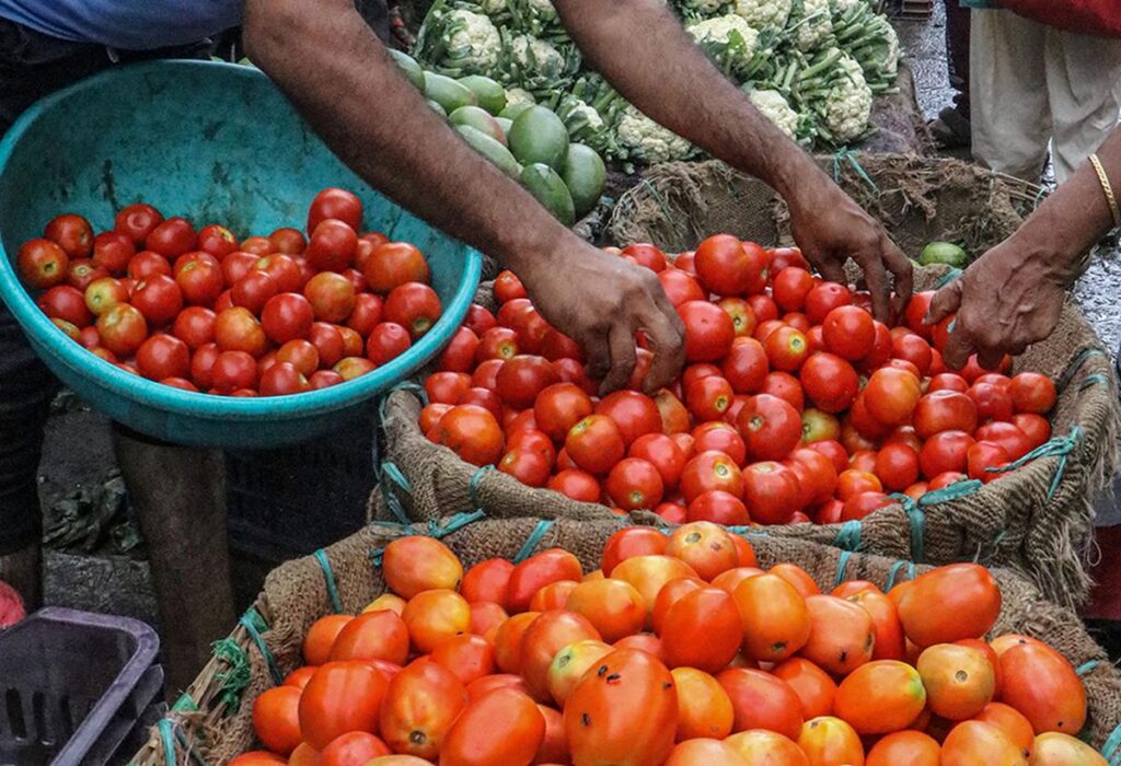 সবজি বাজারে আমজনতার নাভিশ্বাস 