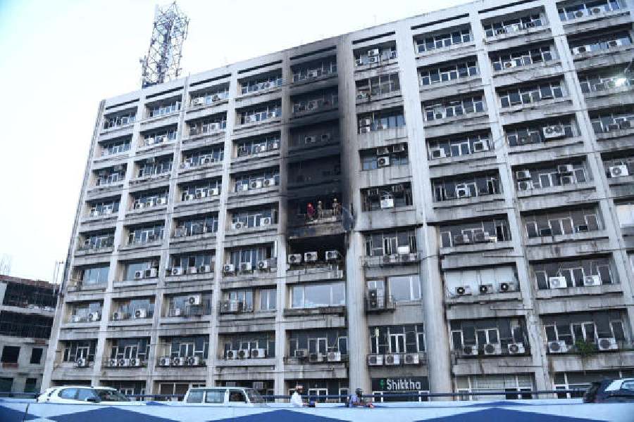 Fire breaks out on the fifth floor of a building on AJC Bose Road, Kolkata