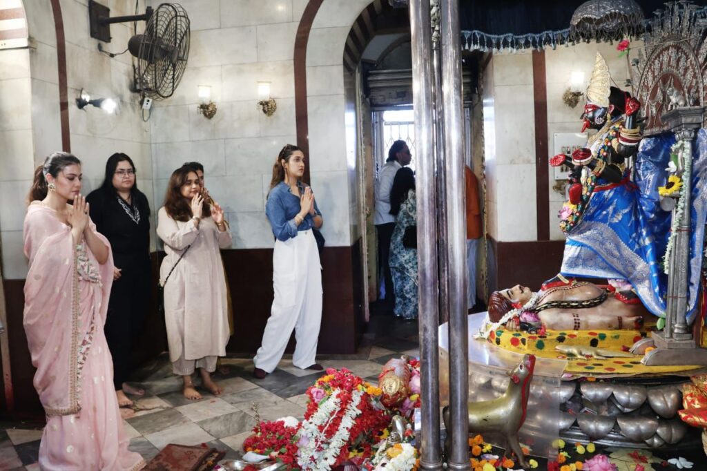 Kajol seeking blessings at Dakshineswar Kali Temple for her upcoming movie Maa