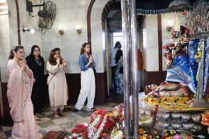 Kajol seeking blessings at Dakshineswar Kali Temple for her upcoming movie Maa