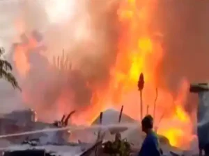 Massive fire at Khidirpur Market in Kolkata destroys over 1000 shop