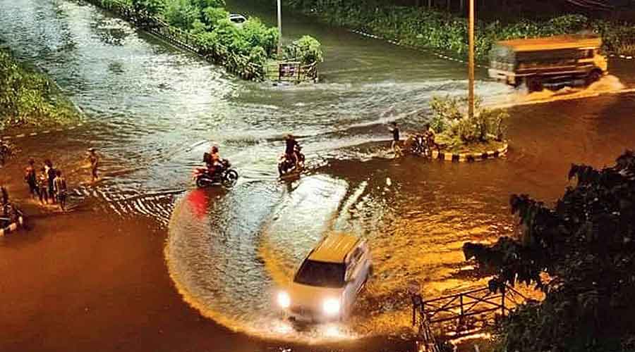 নিম্নচাপ-ঘূর্ণাবর্ত জোড়া আঘাত! দক্ষিণবঙ্গে টানা বৃষ্টির পূর্বাভাস, ছয় জেলায় অতি ভারী বৃষ্টির সতর্কতা