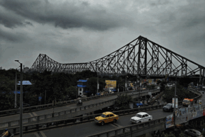 বজ্রসহ বৃষ্টির কারণে কলকাতার রাস্তায় জল জমে গেছে