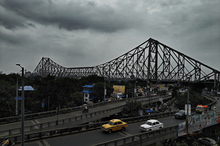 বজ্রসহ বৃষ্টির কারণে কলকাতার রাস্তায় জল জমে গেছে