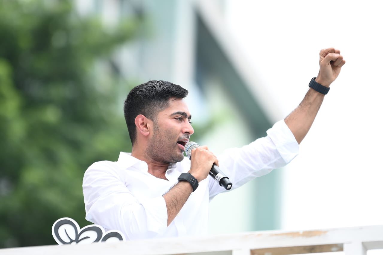 “জয় বাংলা’ কাঁপাবে দিল্লি, ২০২৬-র পর বিজেপিকে বলাব ‘জয় বাংলা’: ধর্মতলায় হুঁশিয়ারি অভিষেকের”