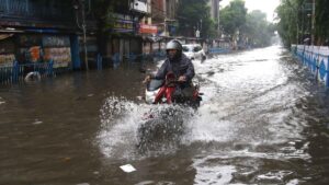 বাংলার আকাশে গভীর নিম্নচাপ, রাজ্যজুড়ে আরও ভারী বৃষ্টির পূর্বাভাস, সতর্ক থাকুন আগামী ২৪ ঘণ্টা