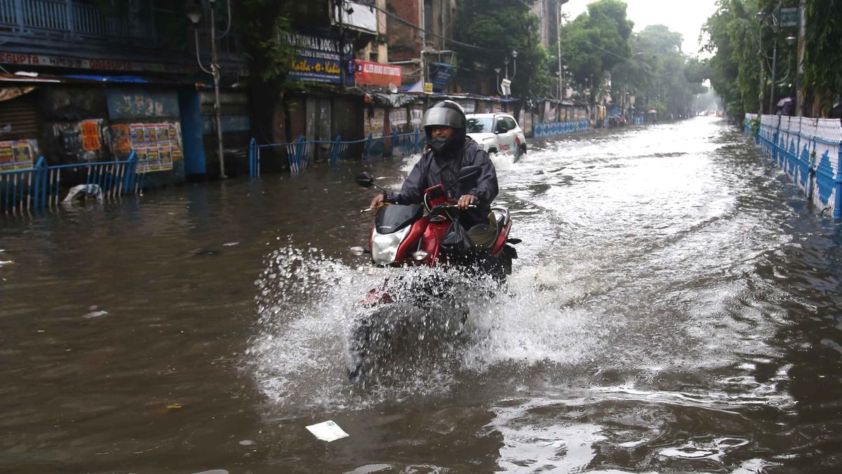 বাংলার আকাশে গভীর নিম্নচাপ, রাজ্যজুড়ে আরও ভারী বৃষ্টির পূর্বাভাস, সতর্ক থাকুন আগামী ২৪ ঘণ্টা