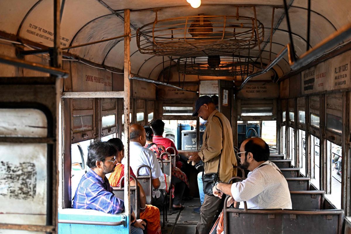 "ট্রামের ঘণ্টিতে ঘুম ভাঙতো কলকাতা – হারিয়ে যাওয়া এক শহরের সুর"