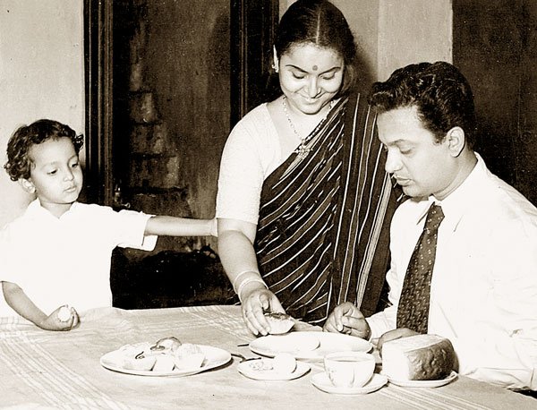 "শেষ দৃশ্যের ঠিক আগে: উত্তম কুমারের অজানা অধ্যায়"