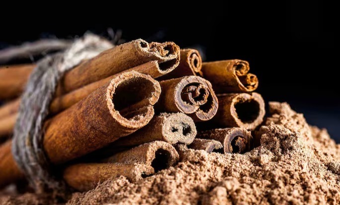 ওজন কমাতে ব্যবহৃত দারচিনি গুঁড়ো ও স্টিক