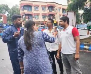 বিজেপি নেতা আকাশ মল্লিকের বিরুদ্ধে এবিভিপি নেত্রীকে শ্লীলতাহানির অভিযোগ, বর্ধমানে প্রকাশ্যে জুতোর আঘাত