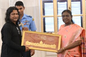 মেদিনীপুরের পটশিল্পীর হাতে রাষ্ট্রীয় স্বীকৃতি— গর্বিত পিংলার পটের গ্রাম নয়া!