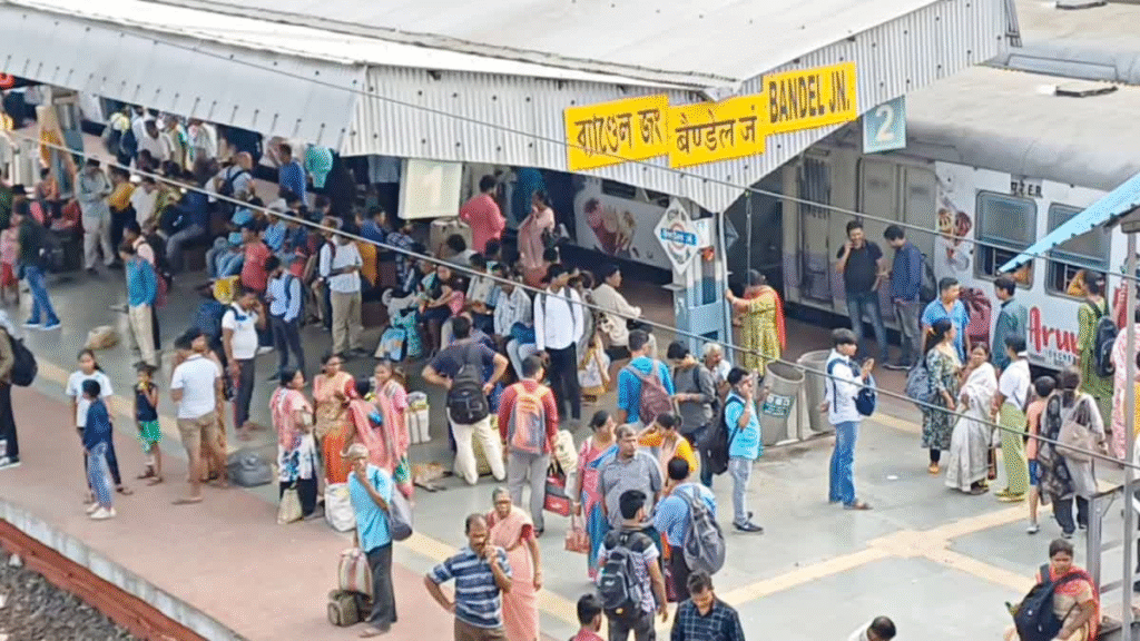 ট্রেন বাতিলের খবর শুনে বিরক্ত যাত্রীদের ভিড়