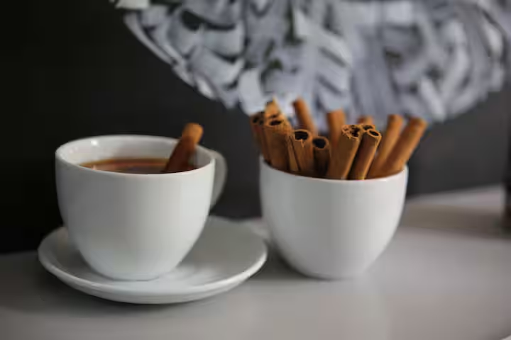 ওজন কমানোর জন্য গরম দারচিনি চা বানানো হচ্ছে