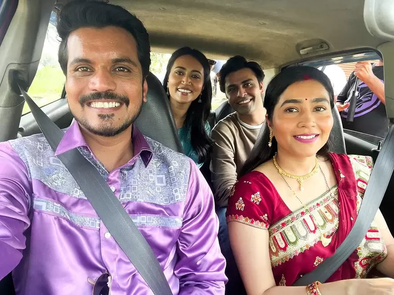 পঞ্চায়েত সিরিজের সহ-অভিনেতাদের সঙ্গে আসিফ খান