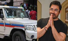মুম্বইয়ের বাসভবনে আমির খান আইপিএস অফিসারদের সঙ্গে বৈঠক করছেন