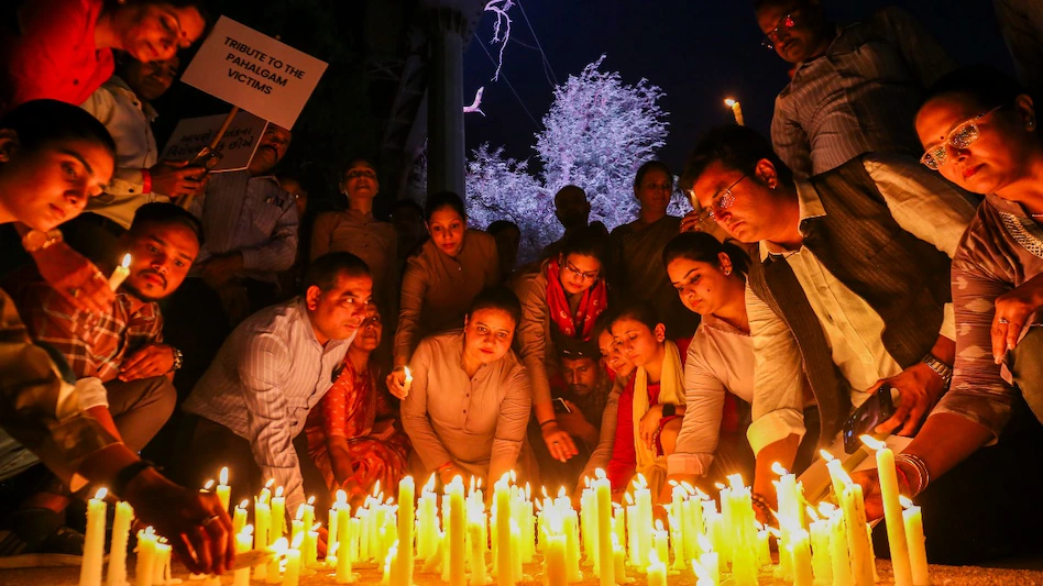 Indian soldiers paying tribute to martyrs of Pahalgam attack during national ceremony