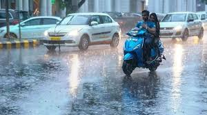 কলকাতার রাস্তায় ভারী বৃষ্টিপাতের দৃশ্য, উইফার প্রভাবে বৃষ্টির সম্ভাবনা