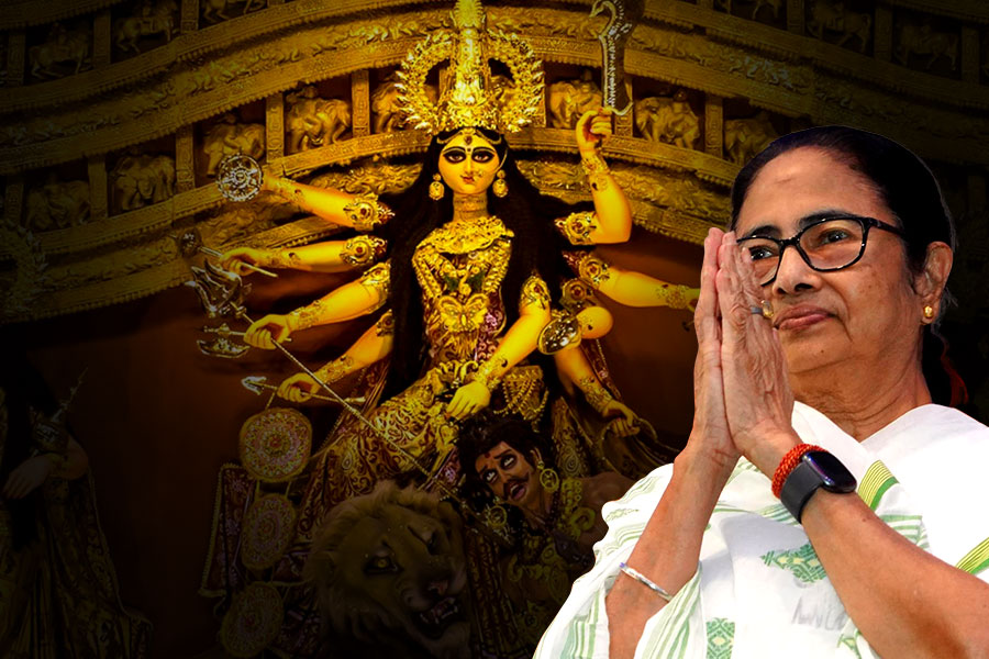 দুর্গাপুজো চাঁদা এবার এক লক্ষ! মাসের শেষে মুখ্যমন্ত্রীর বৈঠক, থাকছে পুরনো ছাড়ও
